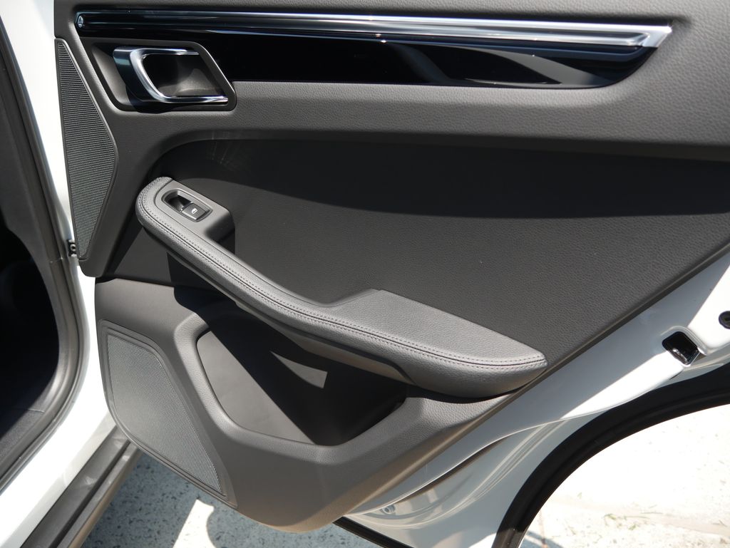 Thumbnail: 2026 Porsche Macan - 21