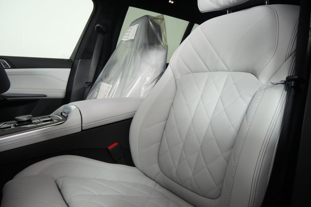 Thumbnail: 2026 BMW X7 - 10