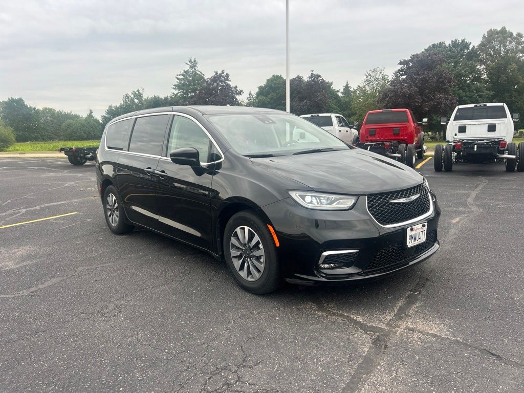 2024 Chrysler Pacifica Hybrid Select FWD