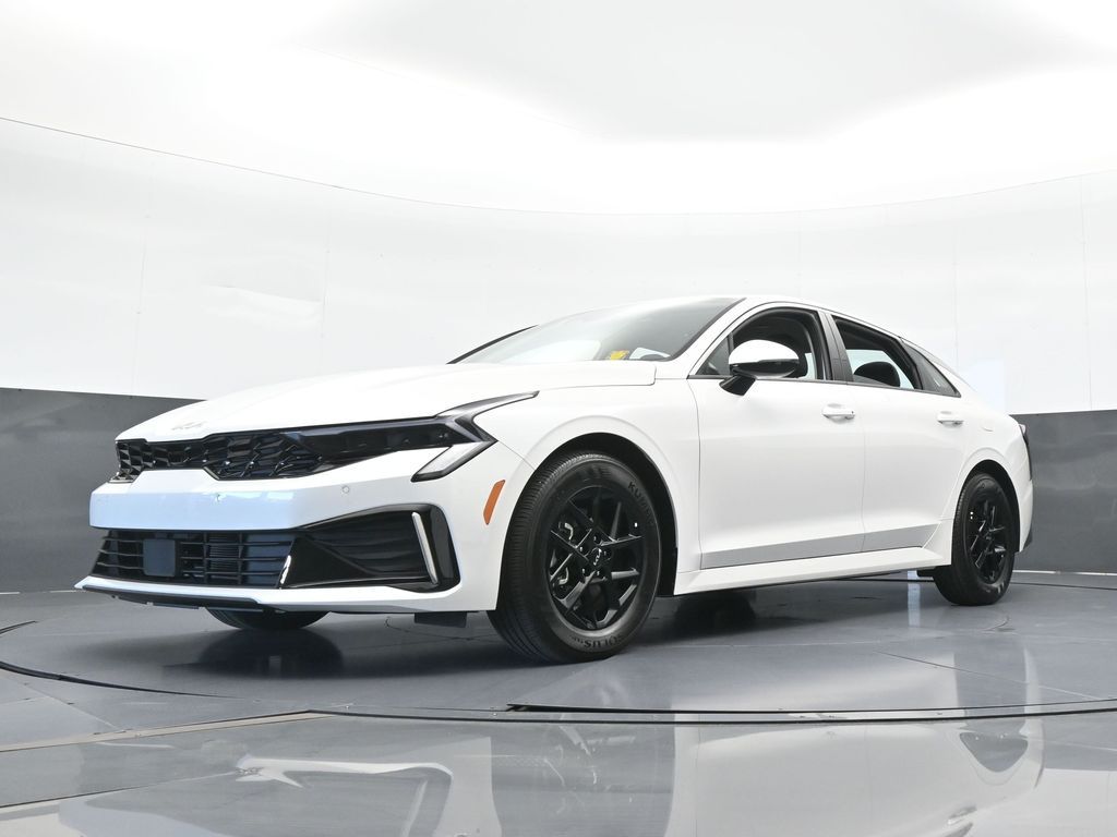 New 2025 Snow White Pearl Kia LXS image 49