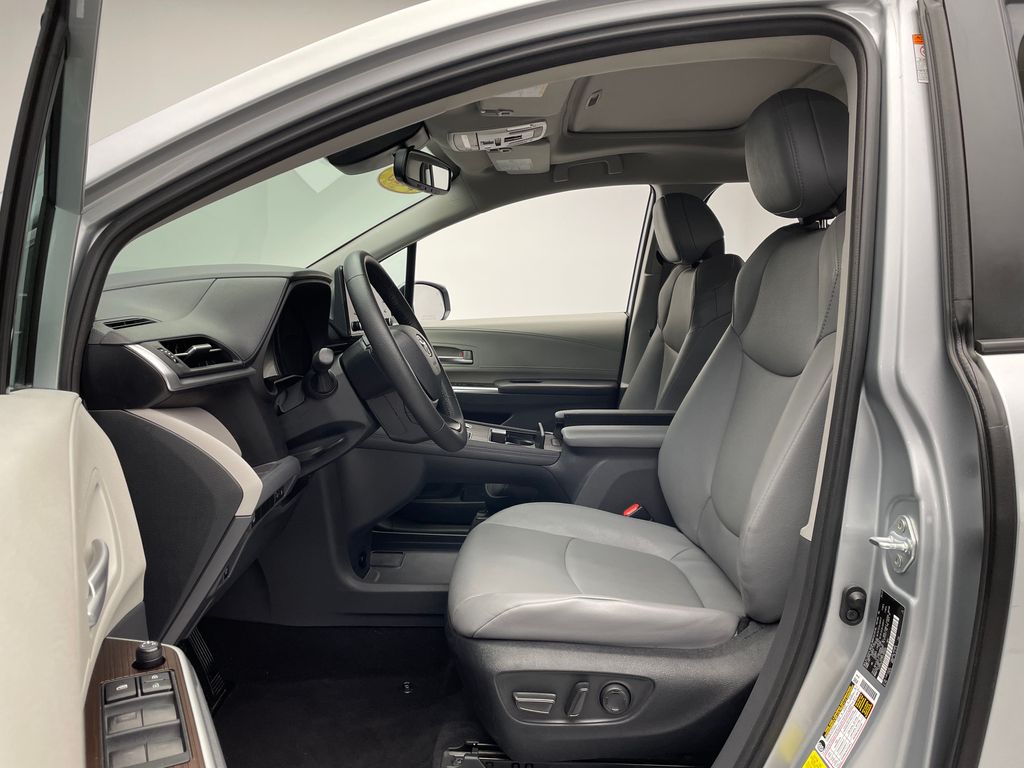 2023 Toyota Sienna XLE 12