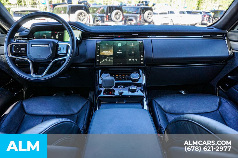 Used 2023 White Land Rover SE image 25