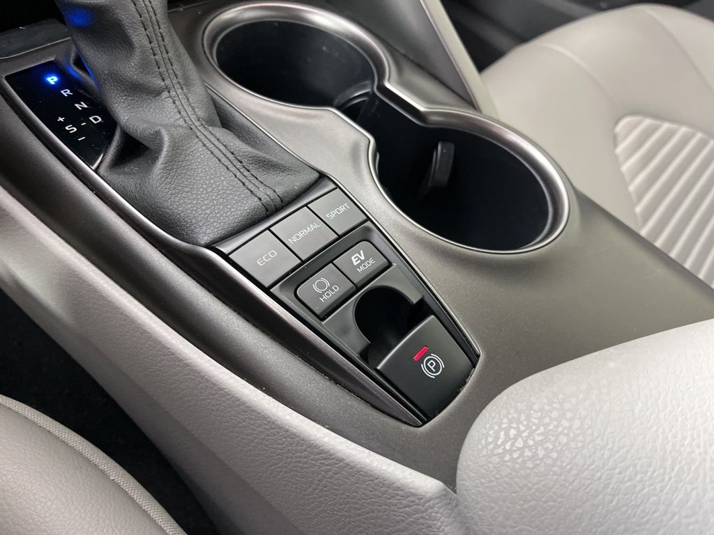 2024 Toyota Camry SE 31