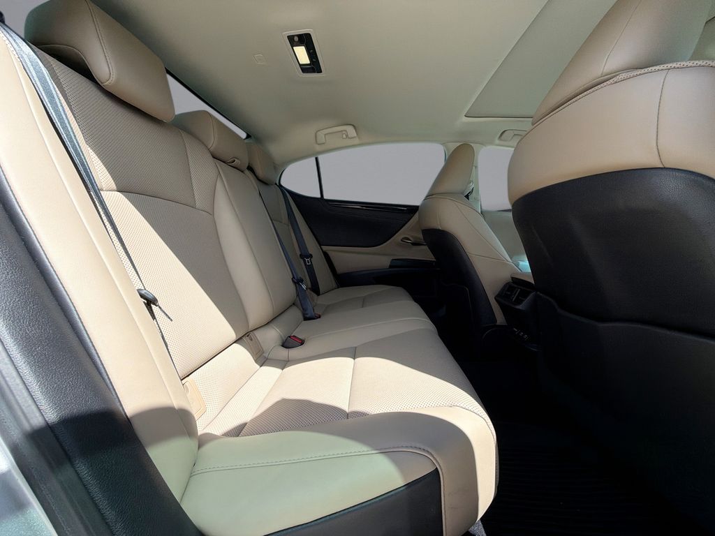 Thumbnail: 2020 Lexus ES - 17
