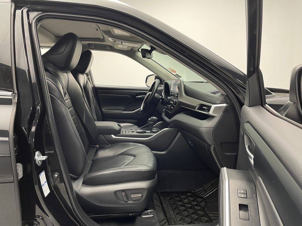 Thumbnail: 2022 Toyota Highlander - 17