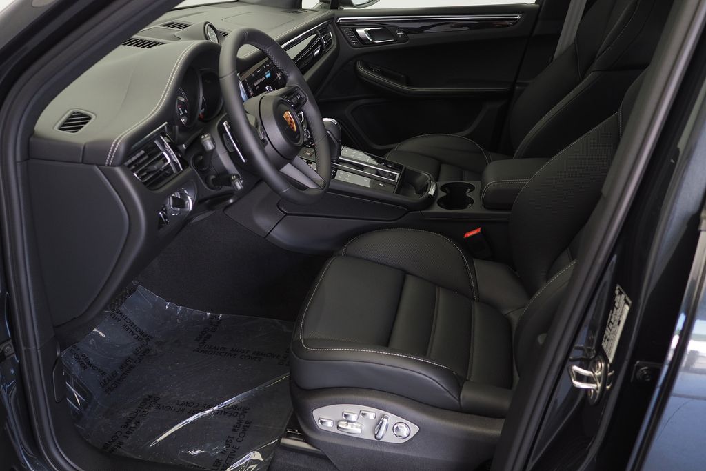 Thumbnail: 2026 Porsche Macan - 12