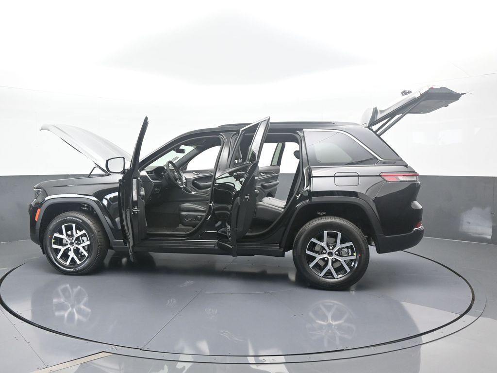 Used 2025 Diamond Black Crystal Pearlcoat Jeep Limited image 62