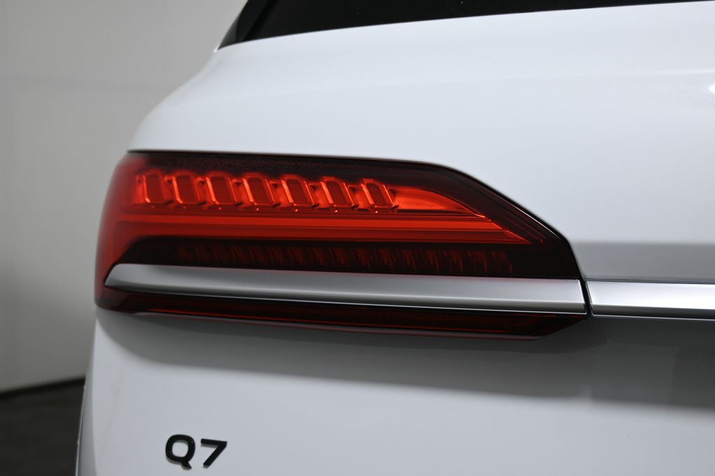 Thumbnail: 2025 Audi Q7 - 12