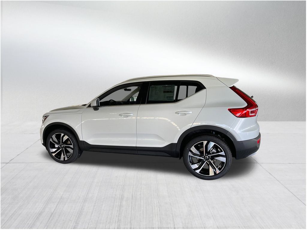 2025 Volvo XC40 B5 Plus Bright Theme photo