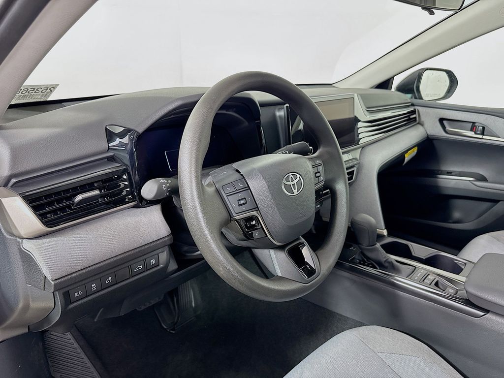 2026 Toyota Camry LE - Photo 5