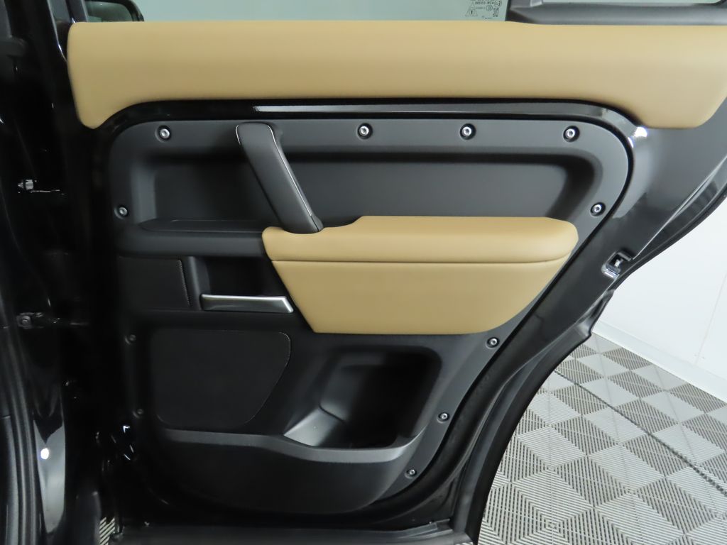 2025 Land Rover Defender 110 28