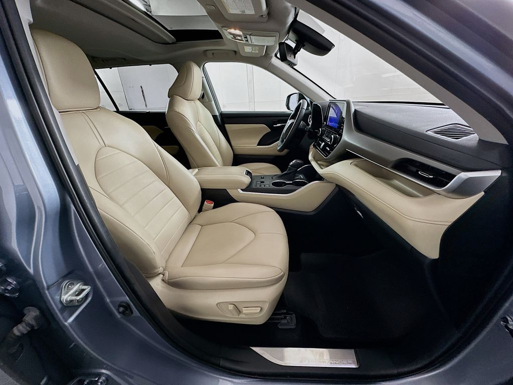 Thumbnail: 2023 Toyota Highlander - 29