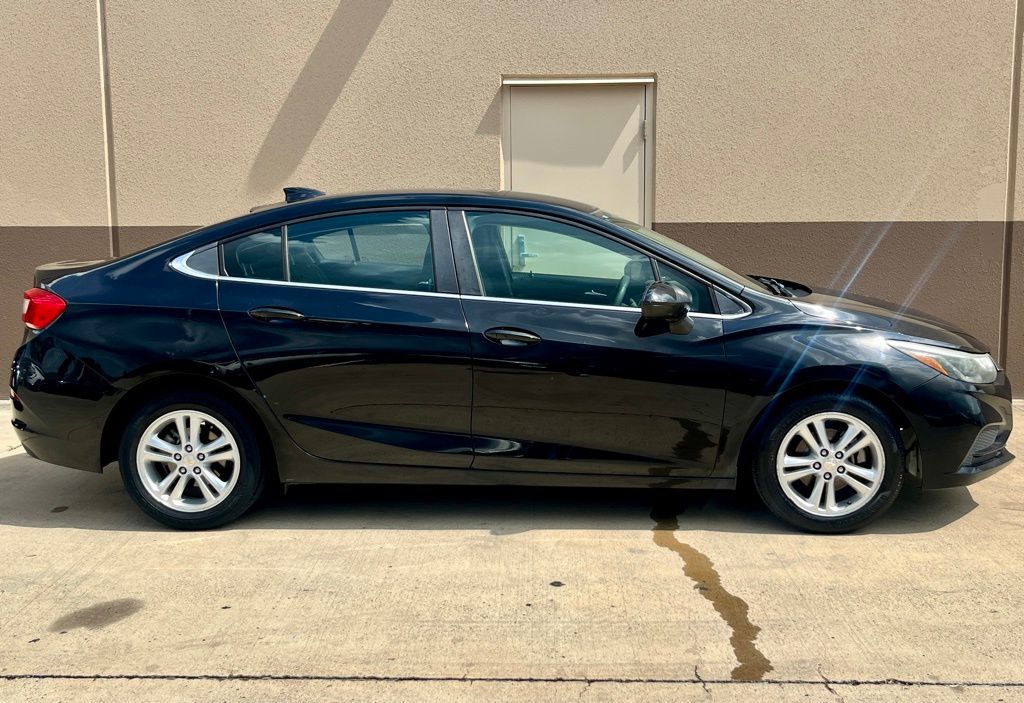 Thumbnail: 2017 Chevrolet Cruze - 5