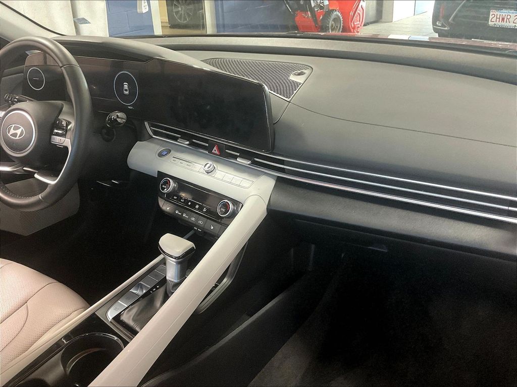 2025 Hyundai Elantra — photo 14
