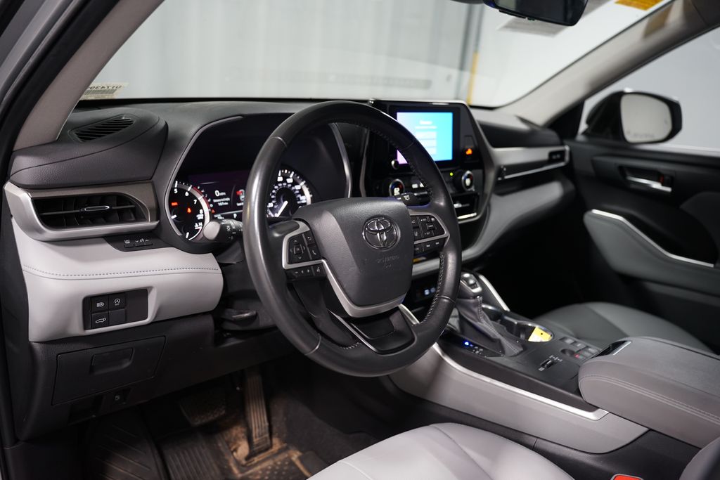 Thumbnail: 2023 Toyota Highlander - 7