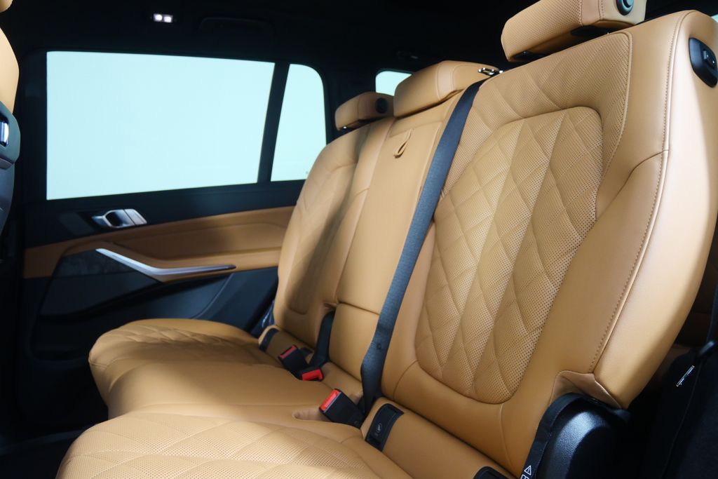 Thumbnail: 2026 BMW X7 - 16