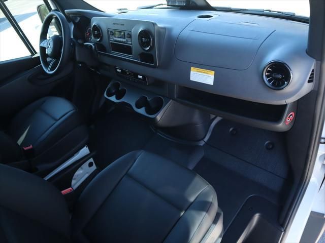 Thumbnail: 2025 Mercedes-Benz Sprinter - 17