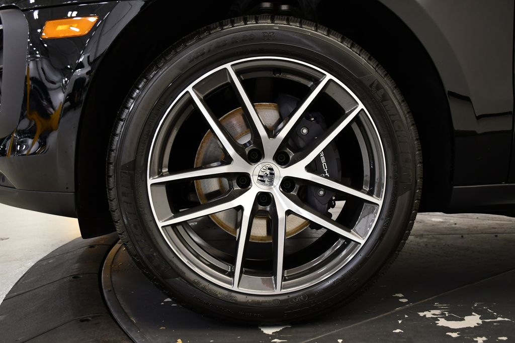 Thumbnail: 2026 Porsche Macan - 16