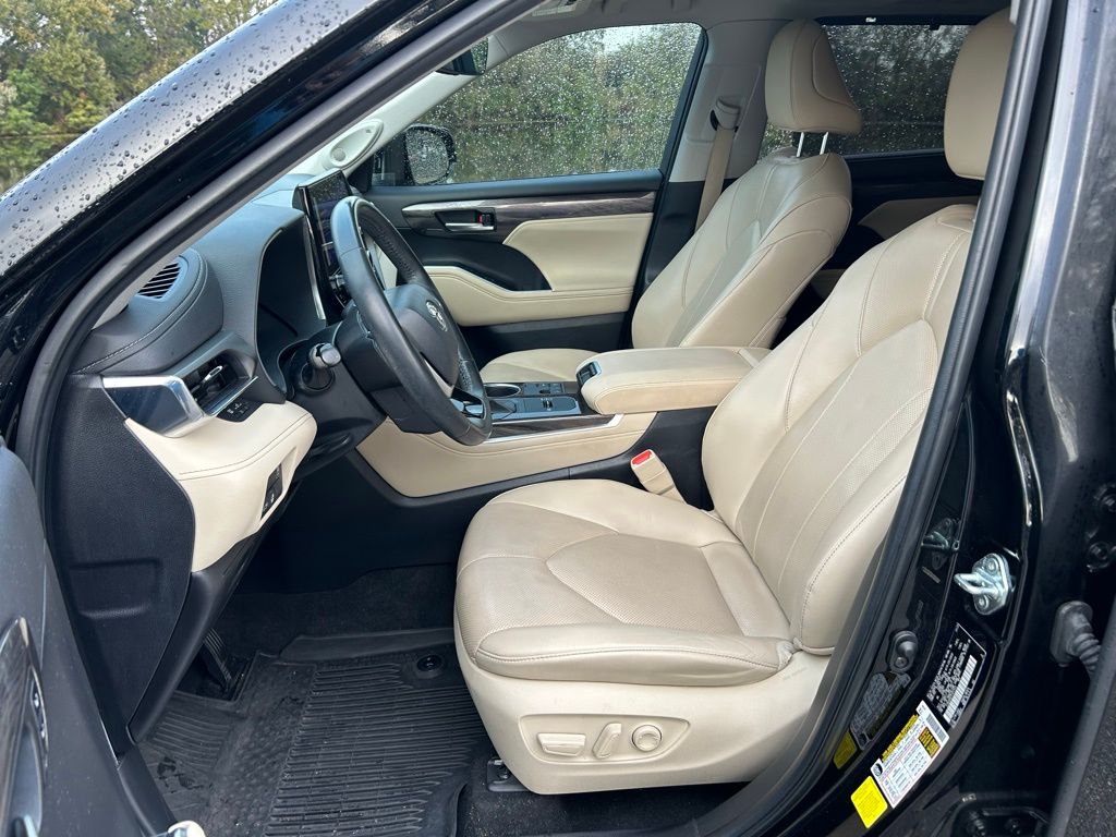 Thumbnail: 2023 Toyota Highlander - 14