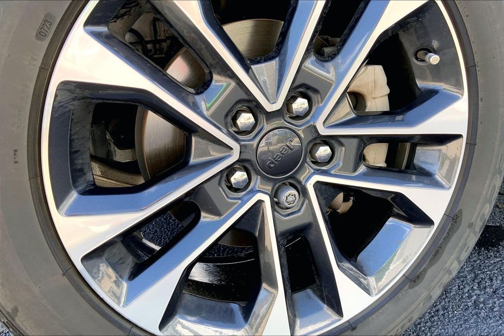 Used 2023 Silver Jeep Overland image 3