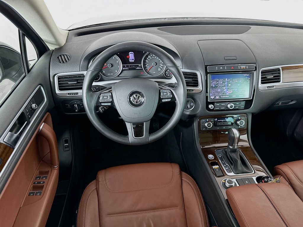 Thumbnail: 2015 Volkswagen Touareg - 23