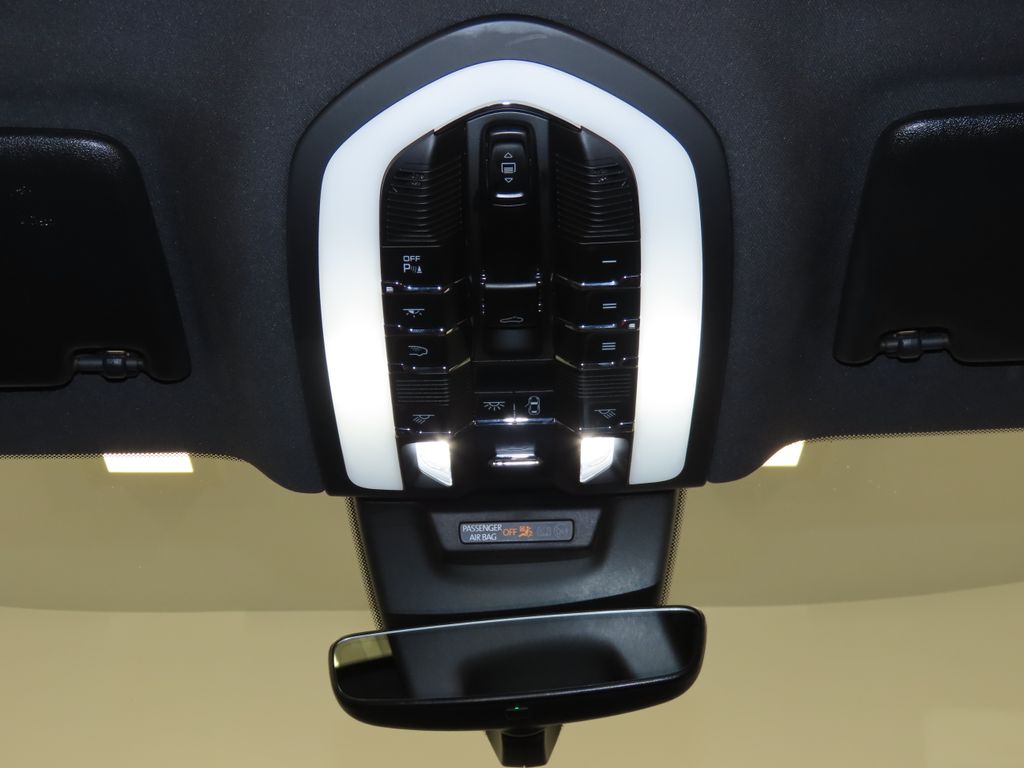 Thumbnail: 2023 Porsche Macan - 31