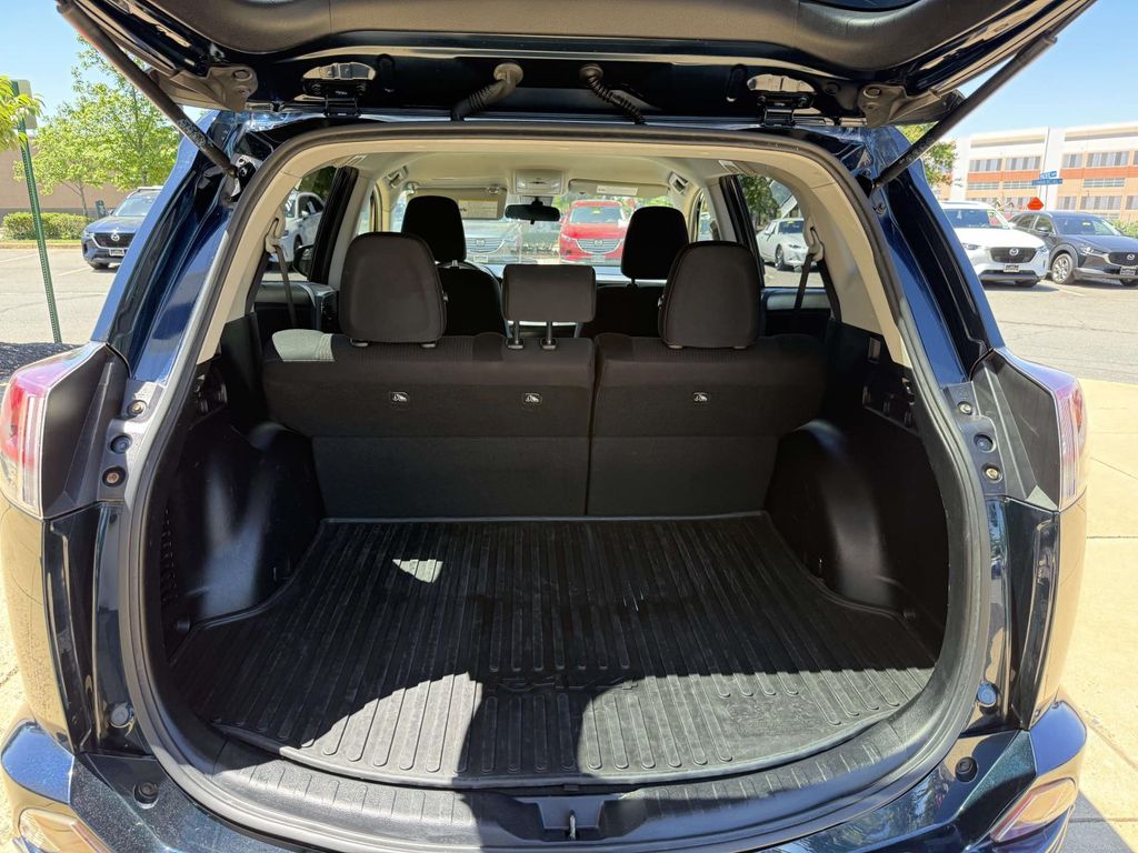2018 Toyota RAV4 LE - Photo 33