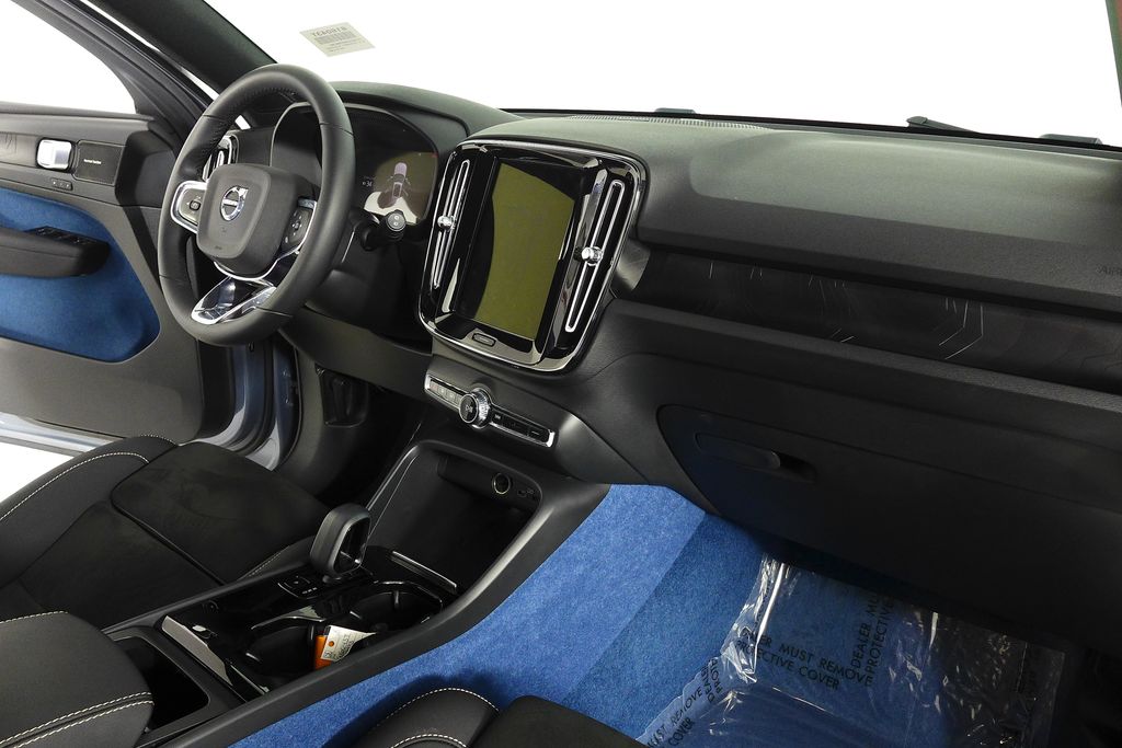 Thumbnail: 2023 Volvo XC40 - 13