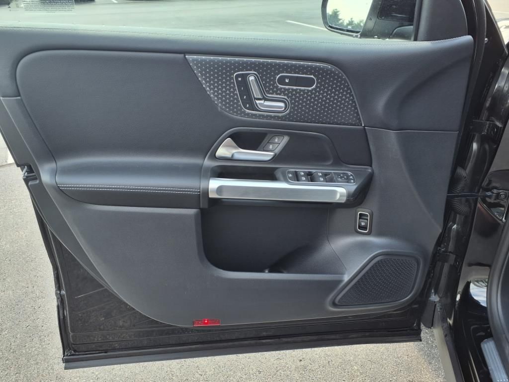 New 2025 Black Mercedes-Benz GLB 250 image 11