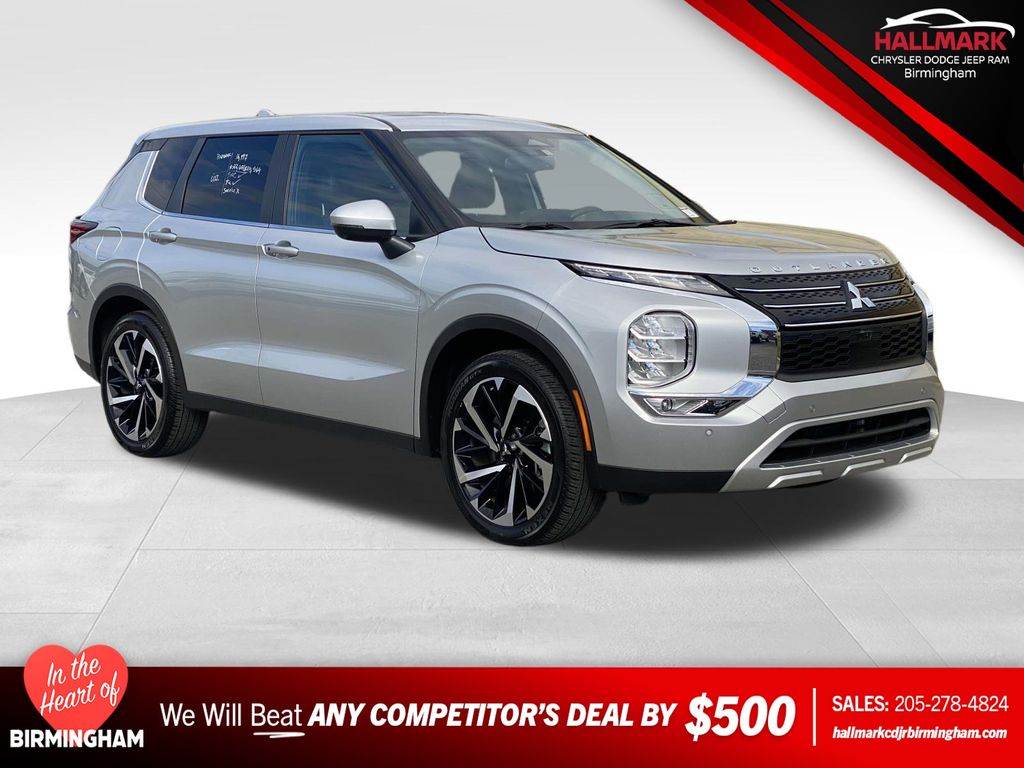 2023 Mitsubishi Outlander SE's photo