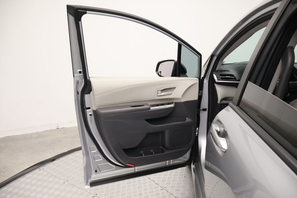 Thumbnail: 2023 Toyota Sienna - 16