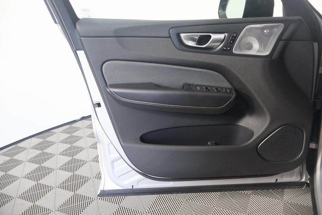 2022 Volvo XC60 Recharge Core 12