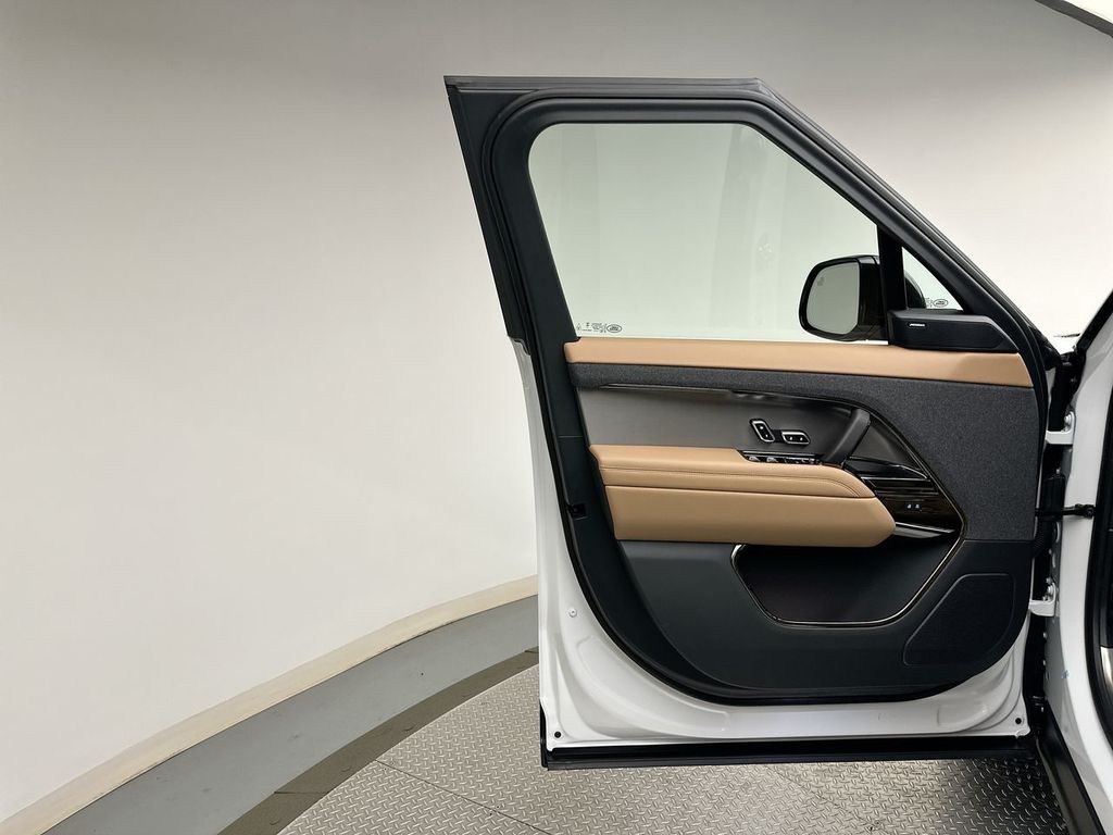 Thumbnail: 2026 Land Rover Range Rover Sport - 9