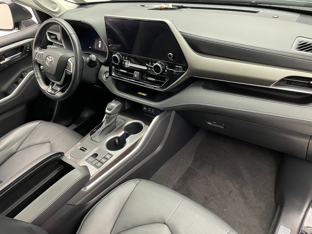 Thumbnail: 2023 Toyota Highlander - 16