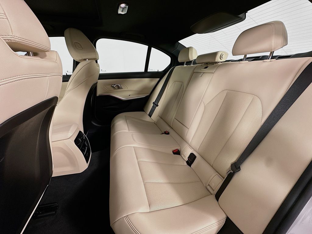 Thumbnail: 2025 BMW 3 Series - 25