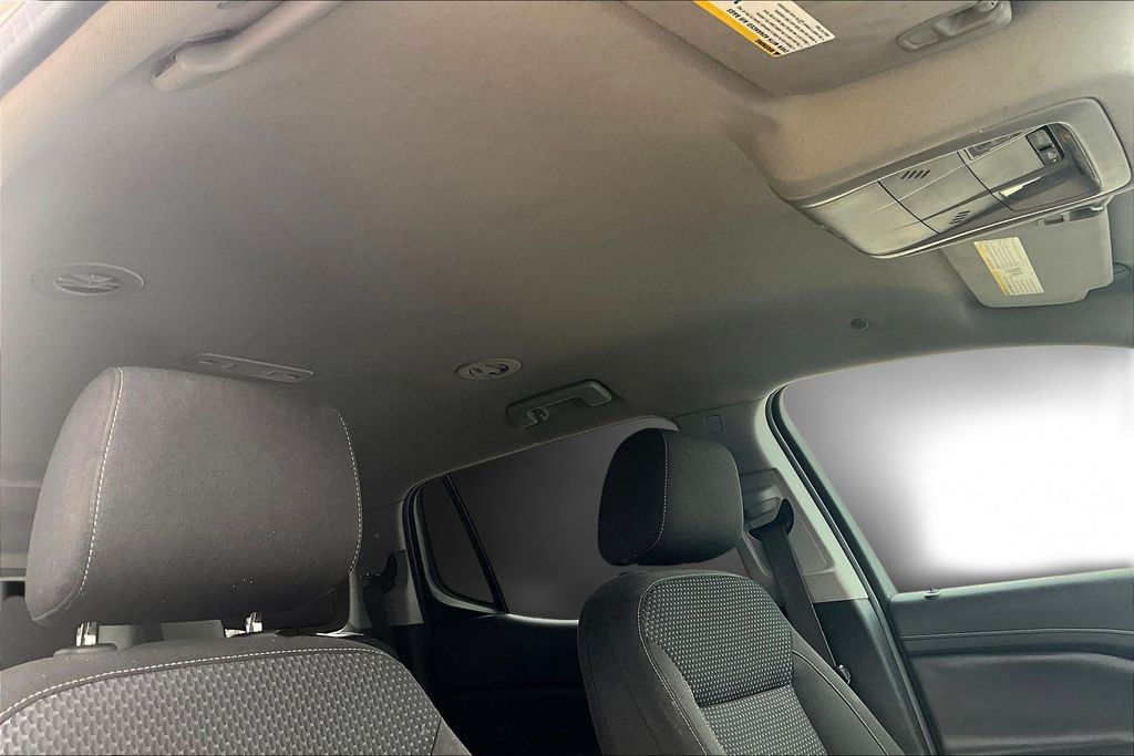 Used 2020 White GMC SLE image 27