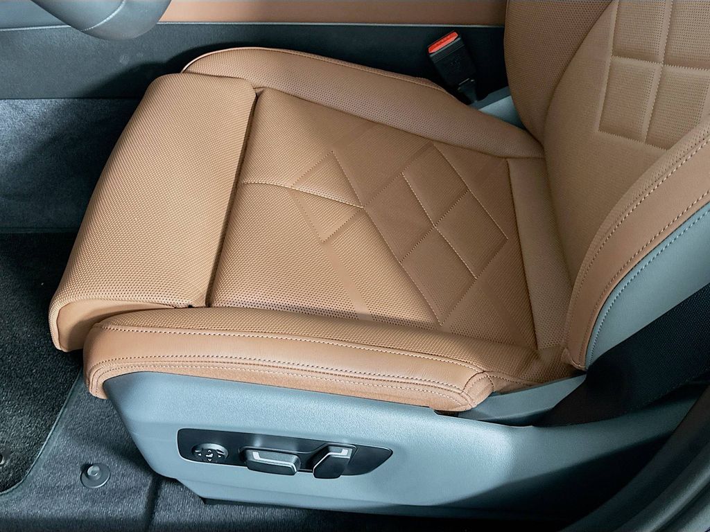 Thumbnail: 2025 BMW i5 - 21