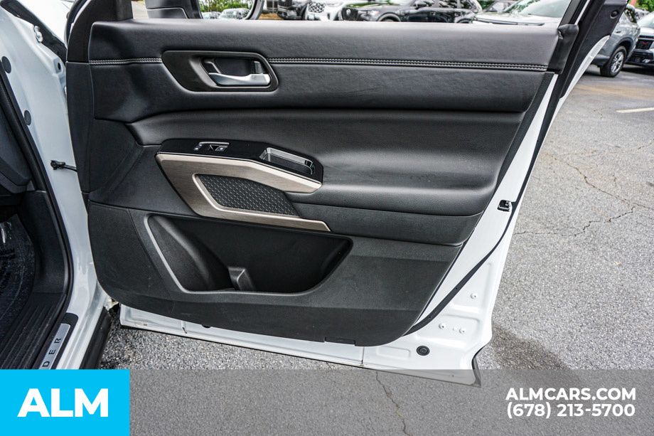 Used 2025 White Nissan Platinum image 54