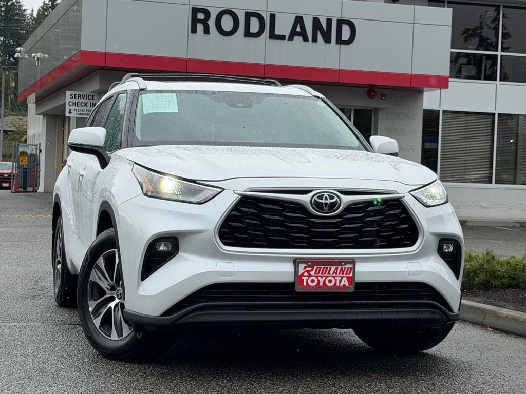 White (Wind Chill Pearl) 2025 Toyota Highlander SUV / Crossover All-Wheel Drive 8-Speed Automatic