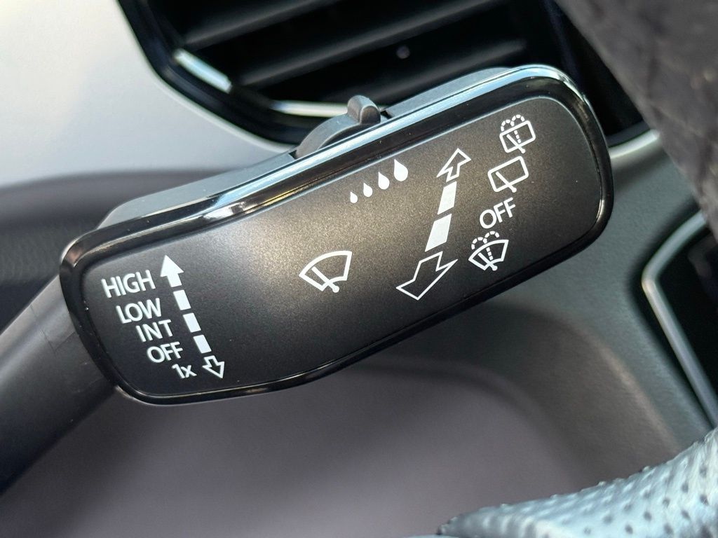 Used 2022 White Volkswagen 3.6L V6 SEL Premium R-Line image 22