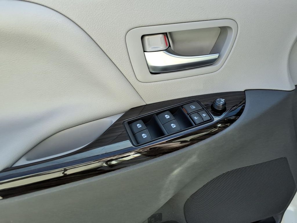 Used 2019 White Toyota XLE Premium image 11