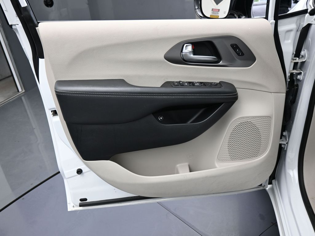 Used 2024 Bright White Clearcoat Chrysler Select image 13