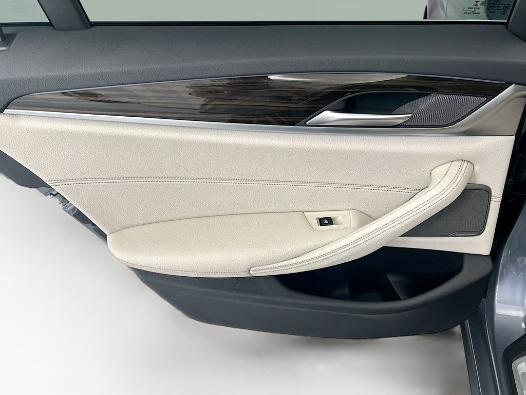 Thumbnail: 2022 BMW 5 Series - 25