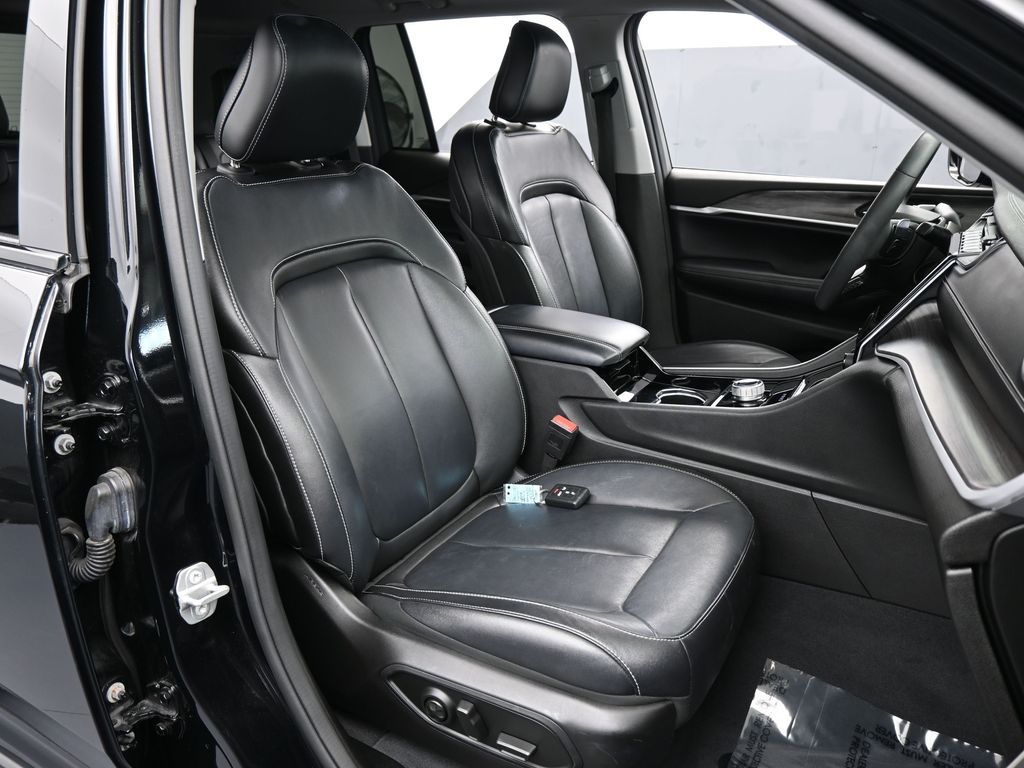 Used 2023 Diamond Black Crystal Pearlcoat Jeep Limited image 48