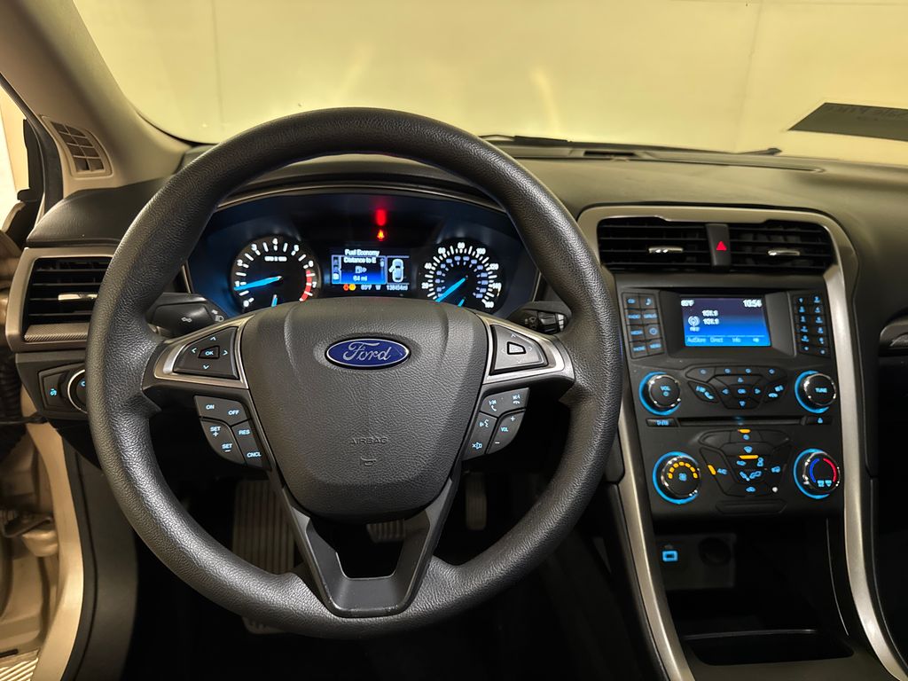 2017 White Gold Ford Fusion SE FWD Sedan