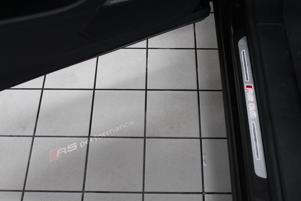 Thumbnail: 2026 Audi RS Q8 - 15