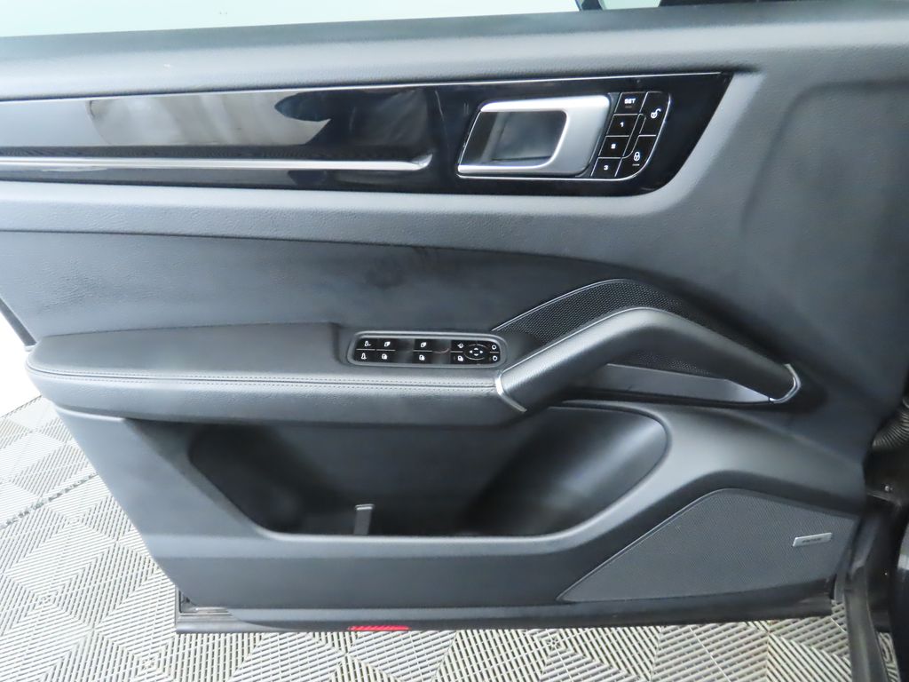 Thumbnail: 2019 Porsche Cayenne - 25