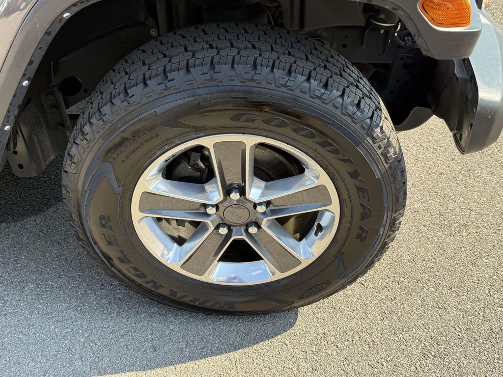 Used 2022 Gray Jeep Unlimited Sahara image 12