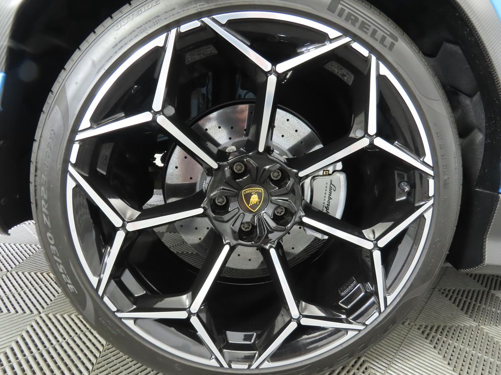 Thumbnail: 2024 Lamborghini Urus - 32