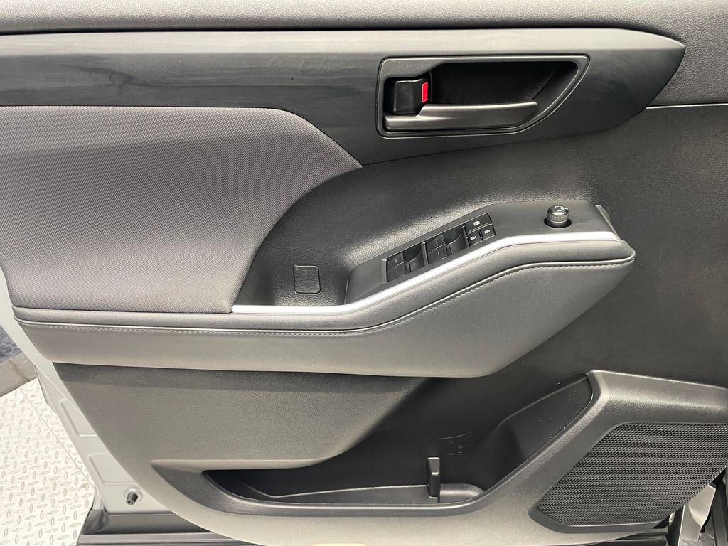 2022 Toyota Highlander LE 9